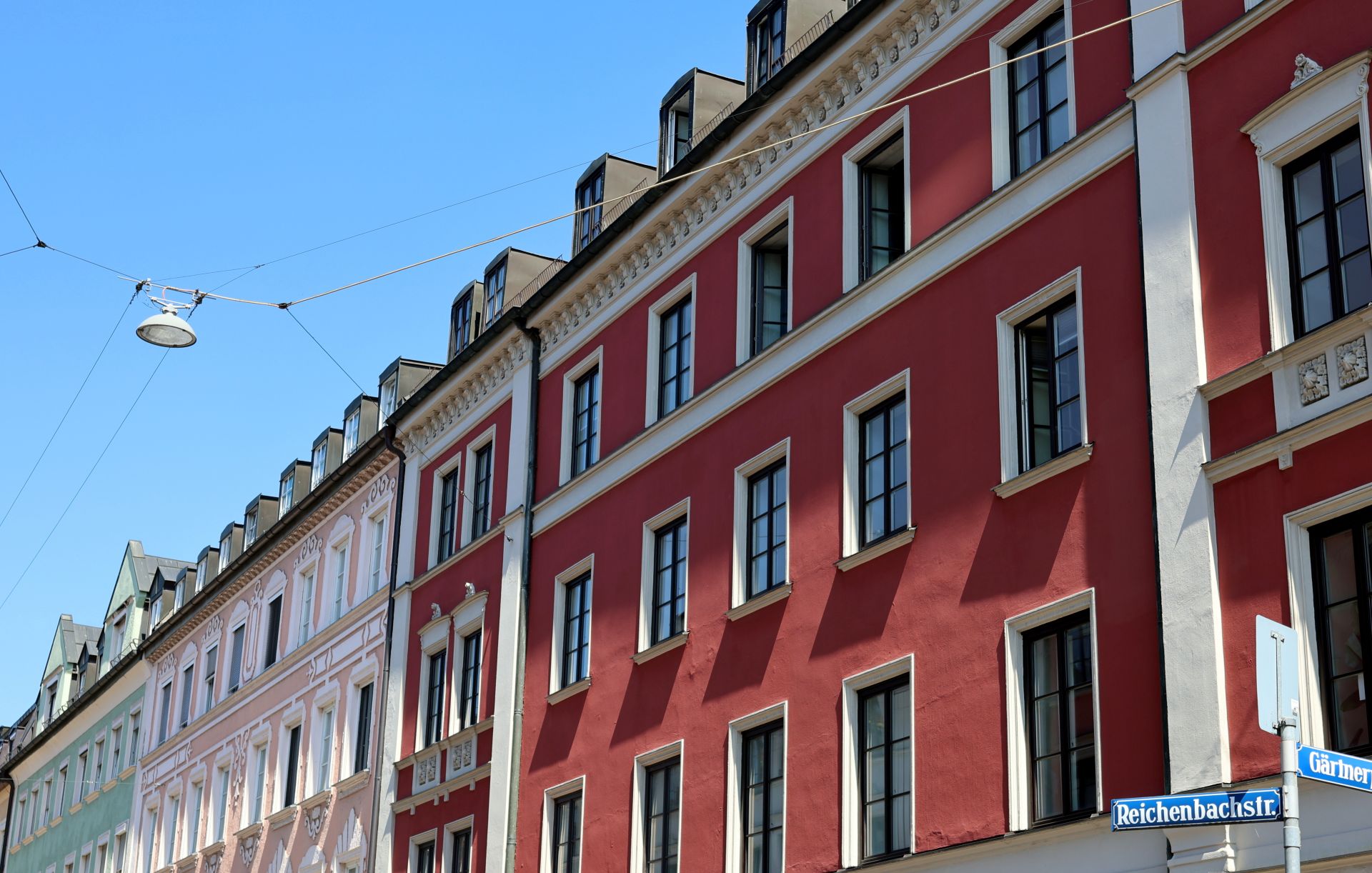Altbauten entlang der Reichenbachstraße im Glockenbachviertel – typisch für einen Stadtspaziergang mit Escort Muenchen.