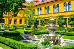Ruhiger Garten mit Brunnen im Innenhof des Lenbachhauses – ein stilvoller Rückzugsort bei einem Aufenthalt mit Escort Muenchen.
