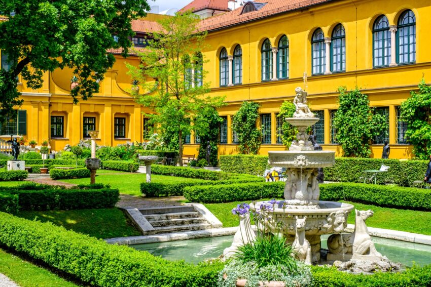 Ruhiger Garten mit Brunnen im Innenhof des Lenbachhauses – ein stilvoller Rückzugsort bei einem Aufenthalt mit Escort Muenchen.